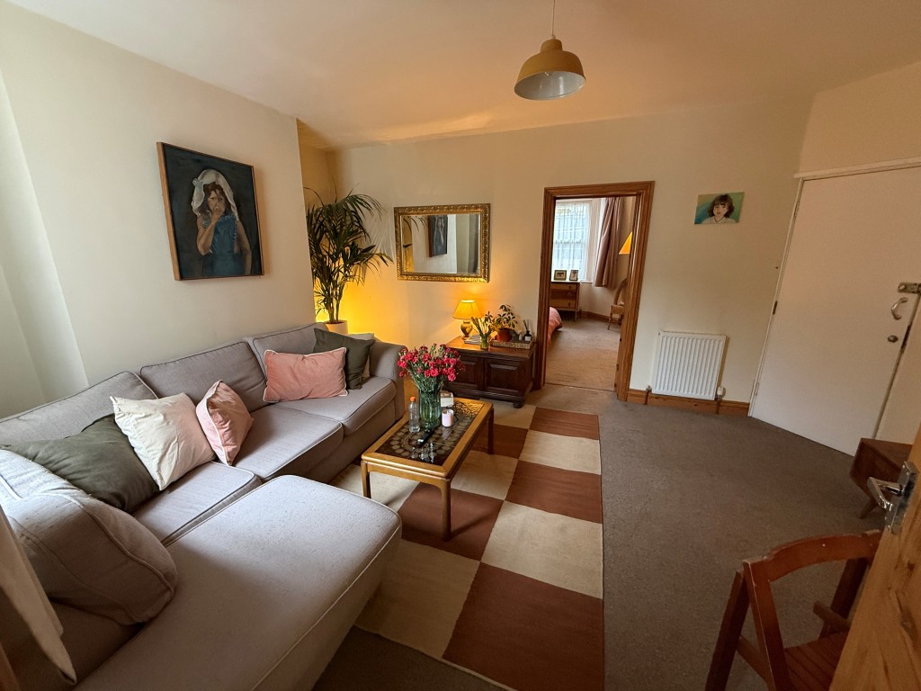 Lot: 125 - FREEHOLD BLOCK OF FOUR FLATS FOR INVESTMENT - Flat 5 - Living room